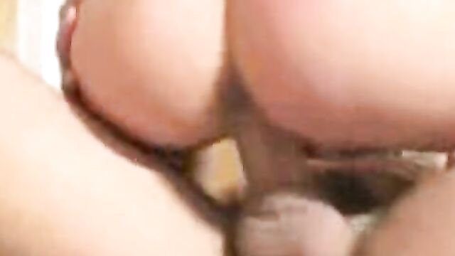 Парень сделал куни подружке на кухне и хорошо ее трахнул