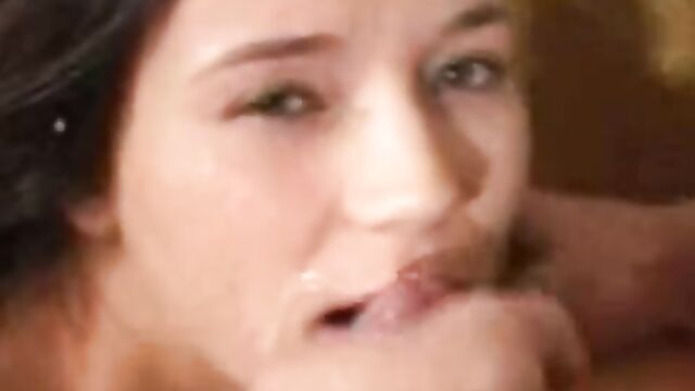 Парень сделал куни подружке на кухне и хорошо ее трахнул