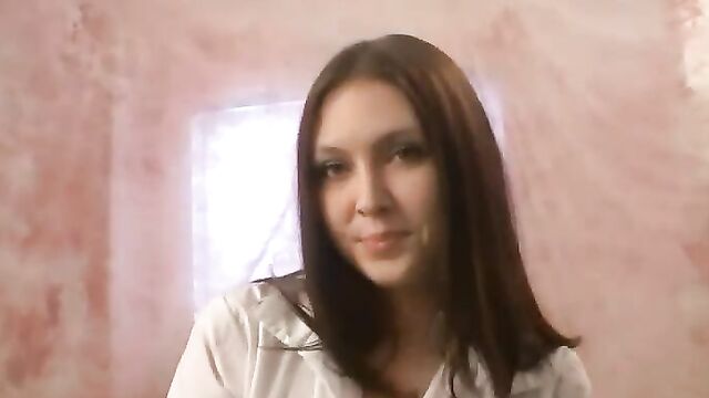 Парень доводит подругу до оргазма и снимает на камеру