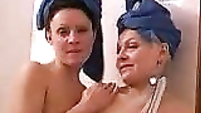 Русский паренек поимел свою подружку и ее мачеху