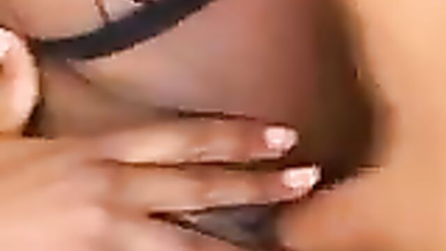 Белый парень устроил тройничок с двумя негритянками