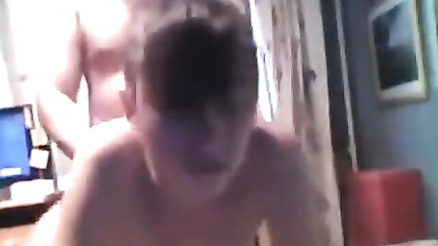 Мужчина снимает любительский секс с подружкой