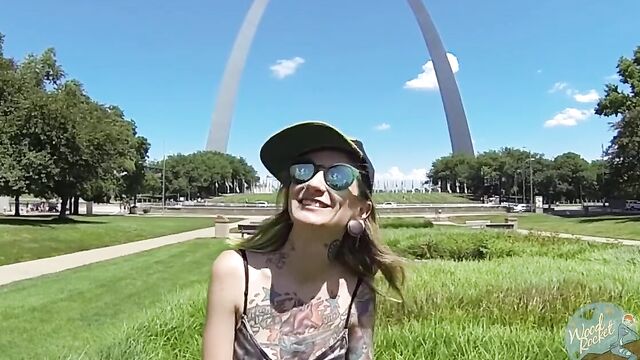 Пассажирка едет без футболки в авто