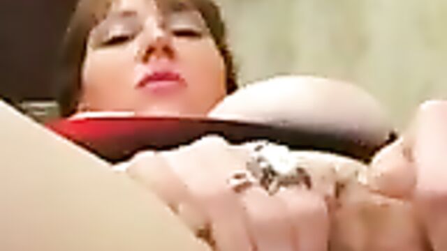 Девушка увидела мастурбирующего парня и помогла ему кончить