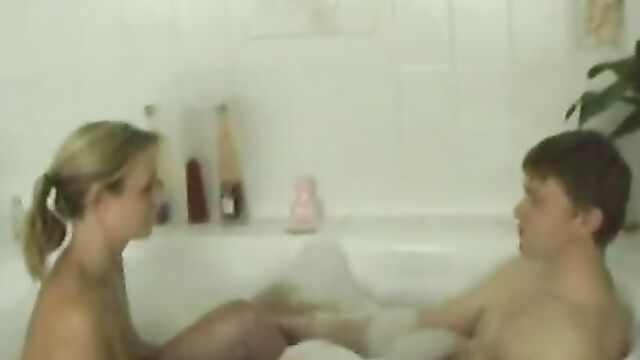 Парень соблазнил красивую блондинку и трахает ее в ванной