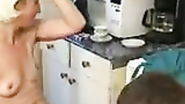 Зрелая развратная женщина решила соблазнить пасынка