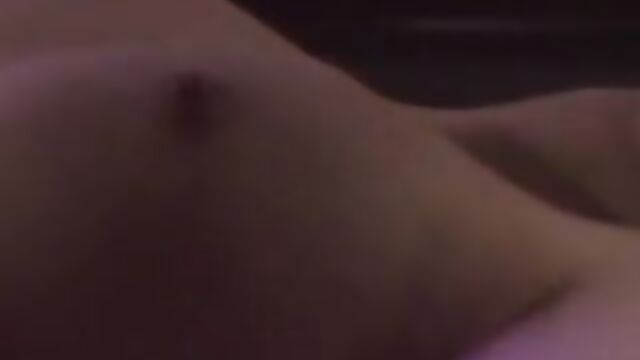 Братишка трахает сестренку в спальне среди ночи