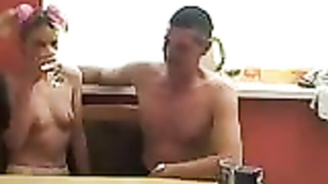 Групповая семейная ебля родственников в спальне