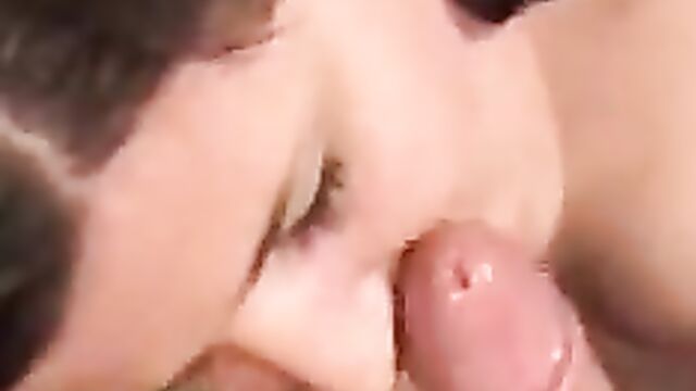 Небритая пизда младшей сестры впечатлила брата