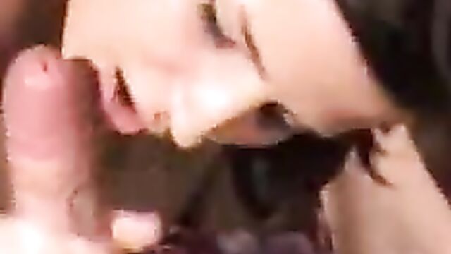 Небритая пизда младшей сестры впечатлила брата