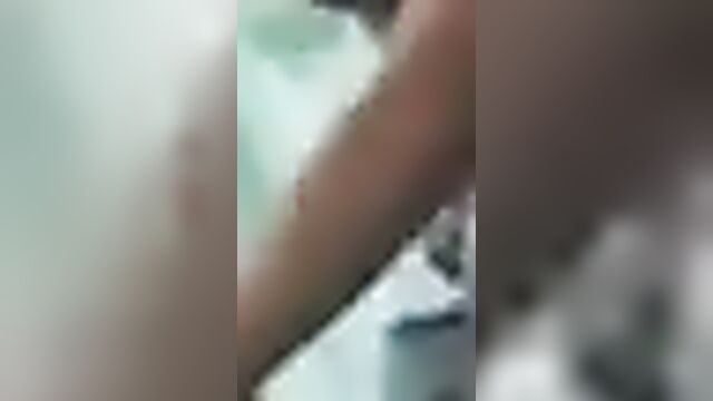 Фигуристая русская мамаша ебется с сынишкой в ванной