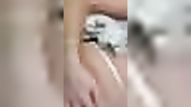 Фигуристая русская мамаша ебется с сынишкой в ванной