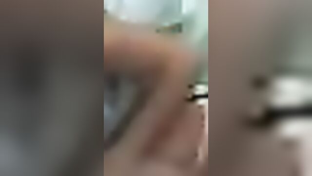 Фигуристая русская мамаша ебется с сынишкой в ванной