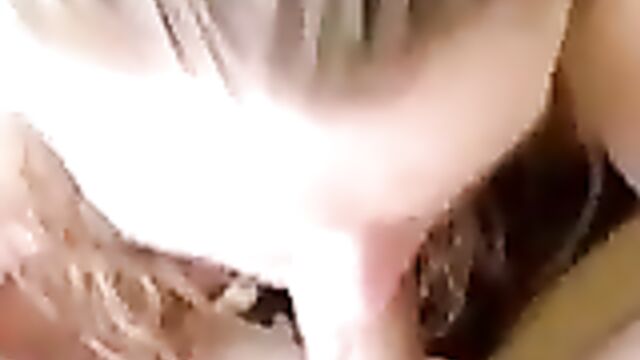 Симпатичная сестра в черных трусиках отсасывает братишке хуй