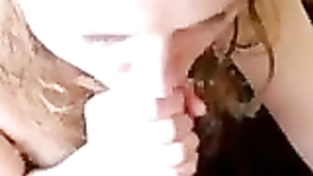 Симпатичная сестра в черных трусиках отсасывает братишке хуй