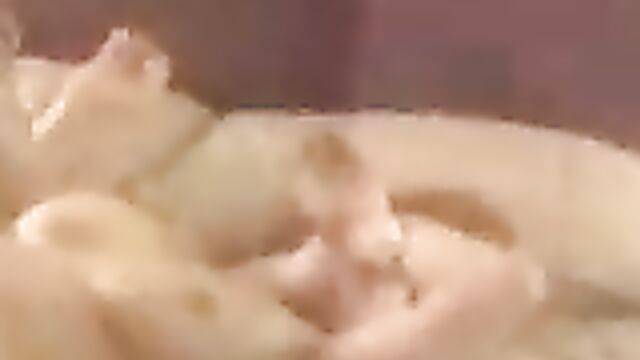 Домашняя ретро ебля мамы и сына в спальне