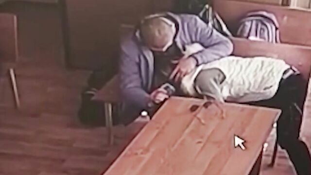 Пухленькая украинка отсасывает пред скрытой камерой в публичном месте