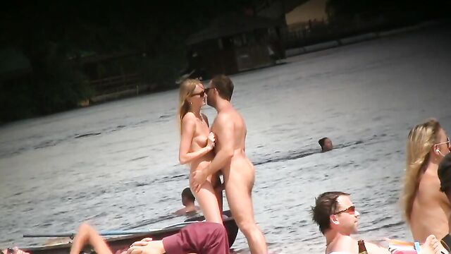 Мужик с торчащим членом пристает к голой жене на пляже