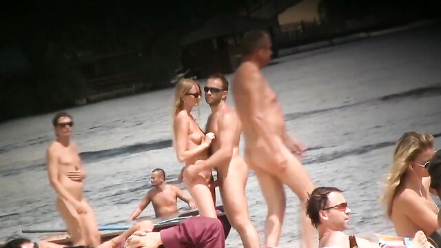 Мужик с торчащим членом пристает к голой жене на пляже