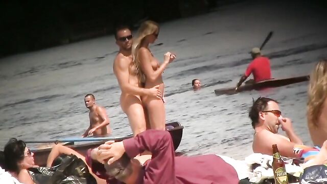 Мужик с торчащим членом пристает к голой жене на пляже