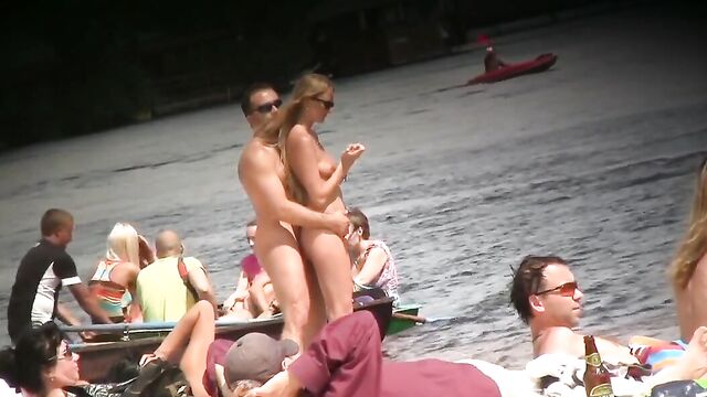 Мужик с торчащим членом пристает к голой жене на пляже