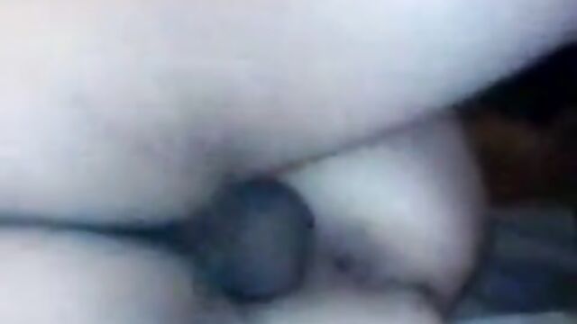 Разгоряченная соседка испытывает оргазма на члене друга