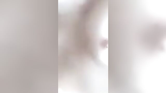 Казашка без трусиков красиво дрочит выбритую пизду пальцами