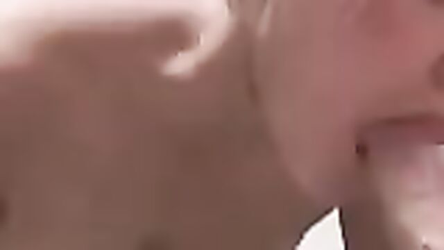 Приятная казашка с мокрой пиздой сосет словно шлюха