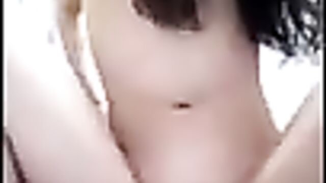 Тощая модель из Казахстана растягивает пизду большим вибратором