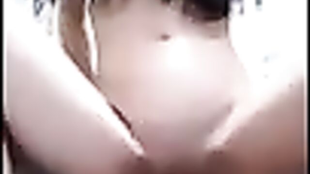 Тощая модель из Казахстана растягивает пизду большим вибратором