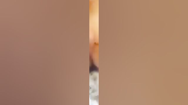 Обычная голая шлюха из Казахстана дрочит пизденку