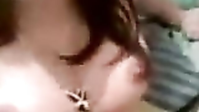 Казашка с небритым лобком сосет перед камерой