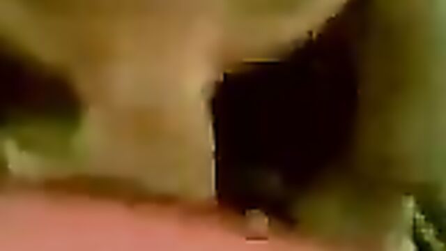 Казашка с небритым лобком сосет перед камерой