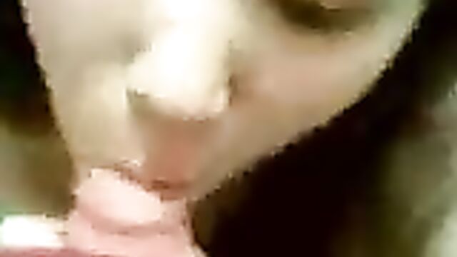 Казашка с небритым лобком сосет перед камерой