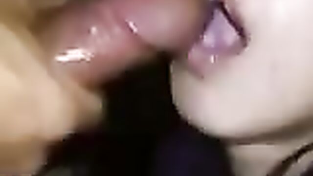 Губастая казашка сладко сосет хуй и лакомится спермой любовника