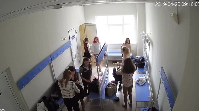 Красивые спортсменки переодеваются перед скрытой камерой