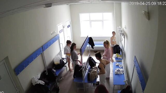 Красивые спортсменки переодеваются перед скрытой камерой