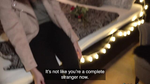 Подарил незнакомке букет и выебал перед камерой