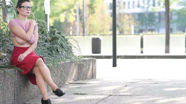 Эротичная леди с большими натуральными дойками разделась на улице