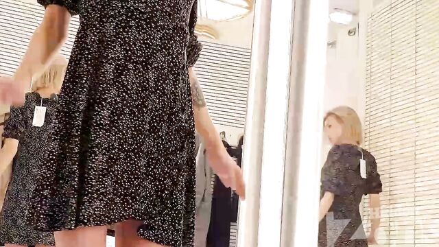 Голая худышка примеряет короткое платье в кабинке