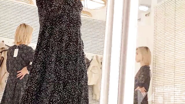 Голая худышка примеряет короткое платье в кабинке