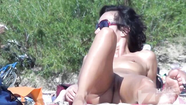 Соблазнительные голые телки загорают на пляже