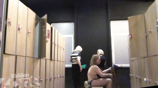 Пухлая провинциалка в трусиках засветила дойки в раздевалке