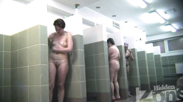 Голые женщины моют пизды, жопы и другие части тел