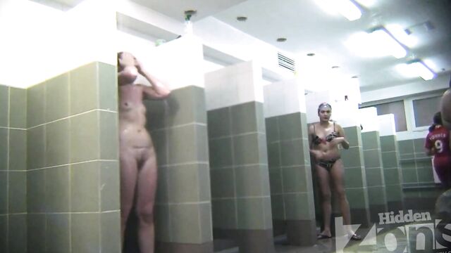 Голые женщины моют пизды, жопы и другие части тел