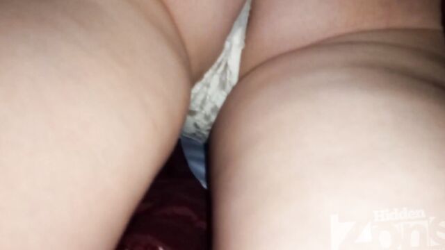 Одинокий извращенец засунул скрытую камеру женщине под юбку