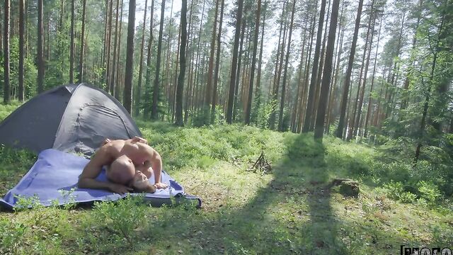 Парочка туристов занимается страстным сексом в лесу