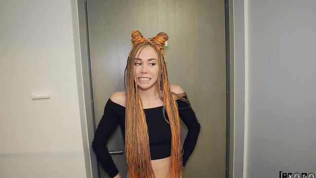 Лысый мужик трахает русскую подругу в тугую попку на столе