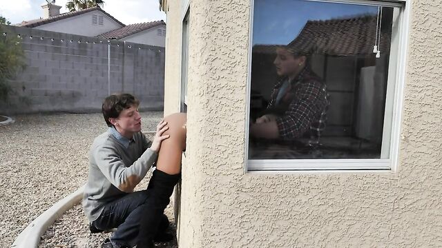 Два американца трахнули азиатскую красотку из службы доставки