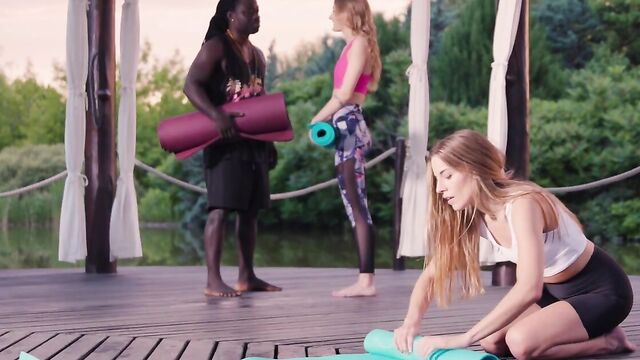 Красотка с маленькой грудью наслаждается большим черным членом